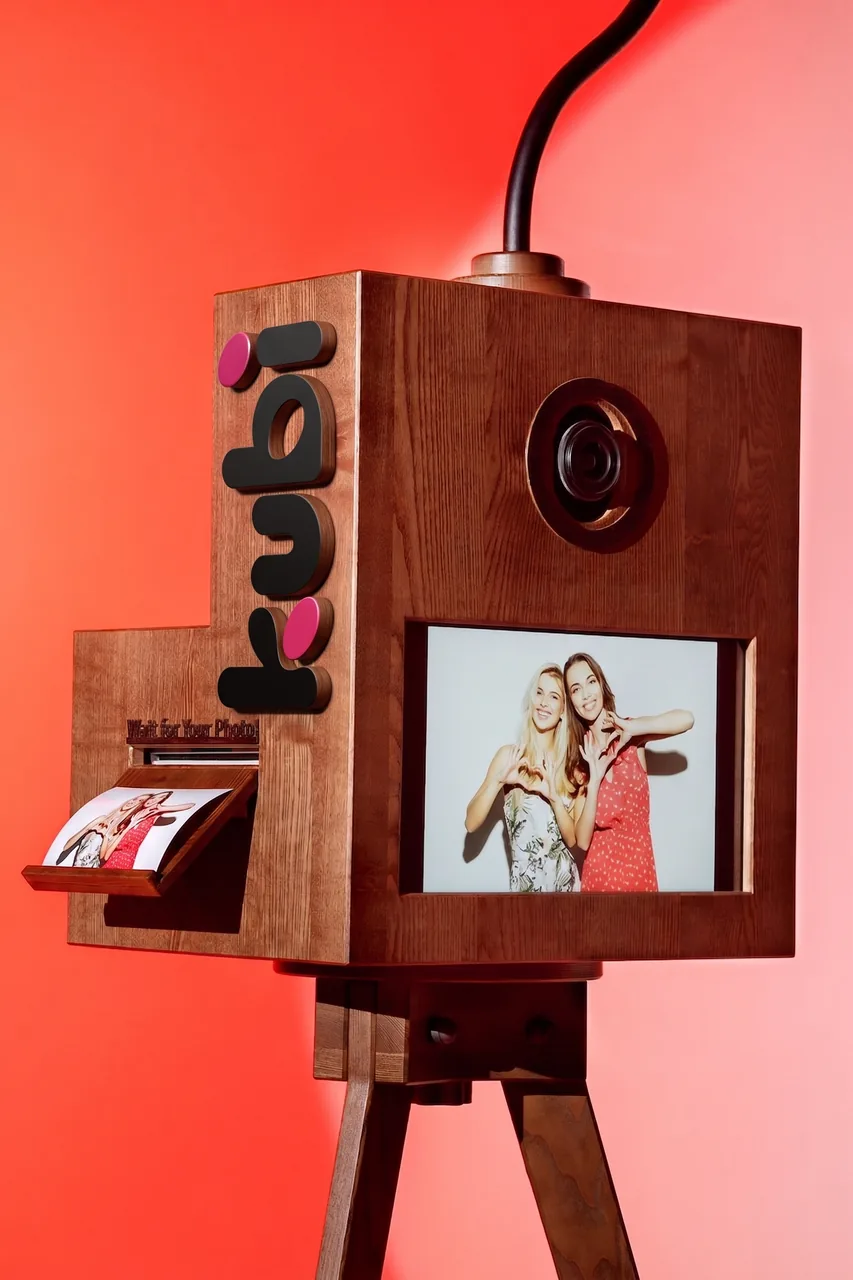 KUBI Photobooth — borne photo premium en bois massif pour mariages et événements